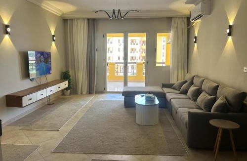 Dream Land Apartment | Modern 2-bedroom Apt Dreamland Golf & Pool View