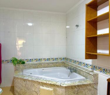 Tangier Villa | Villa Familiale Élégante avec Piscine Privée, Jardin & Sans Vis-à-V