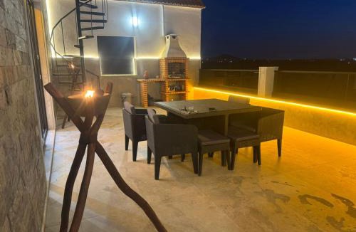 Bouarg Villa | Appartement de Luxe Jacuzzi Privé, Hammam, Grande Terrasse & 4 Chambres