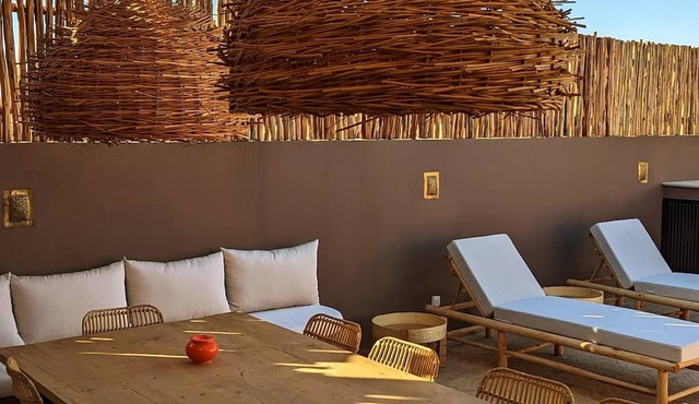 Riad Neuf et Contemporain Idéalement Situé