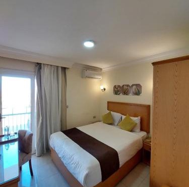 Amazing location incalssic room pyramids giza besaid big mussm world